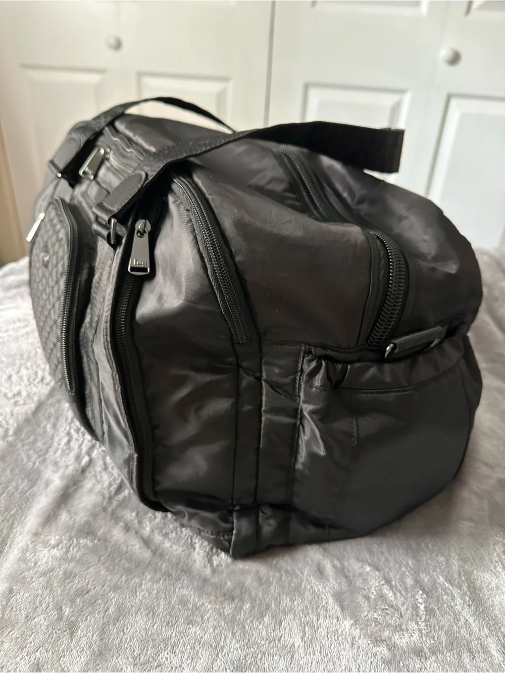 Unisex Lug Propeller Black Quilted Crossbody/Short Shoulder Nylon Duffel Bag EUC